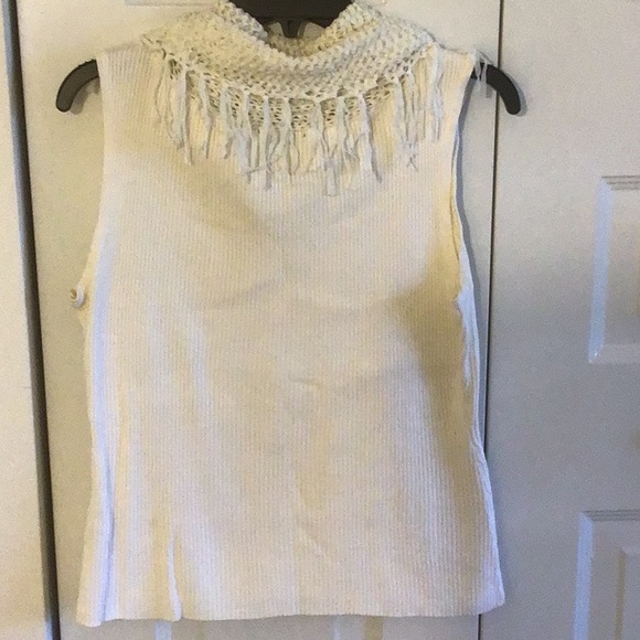 White knit top with a fringe collar, size Large - Picture 2 of 6